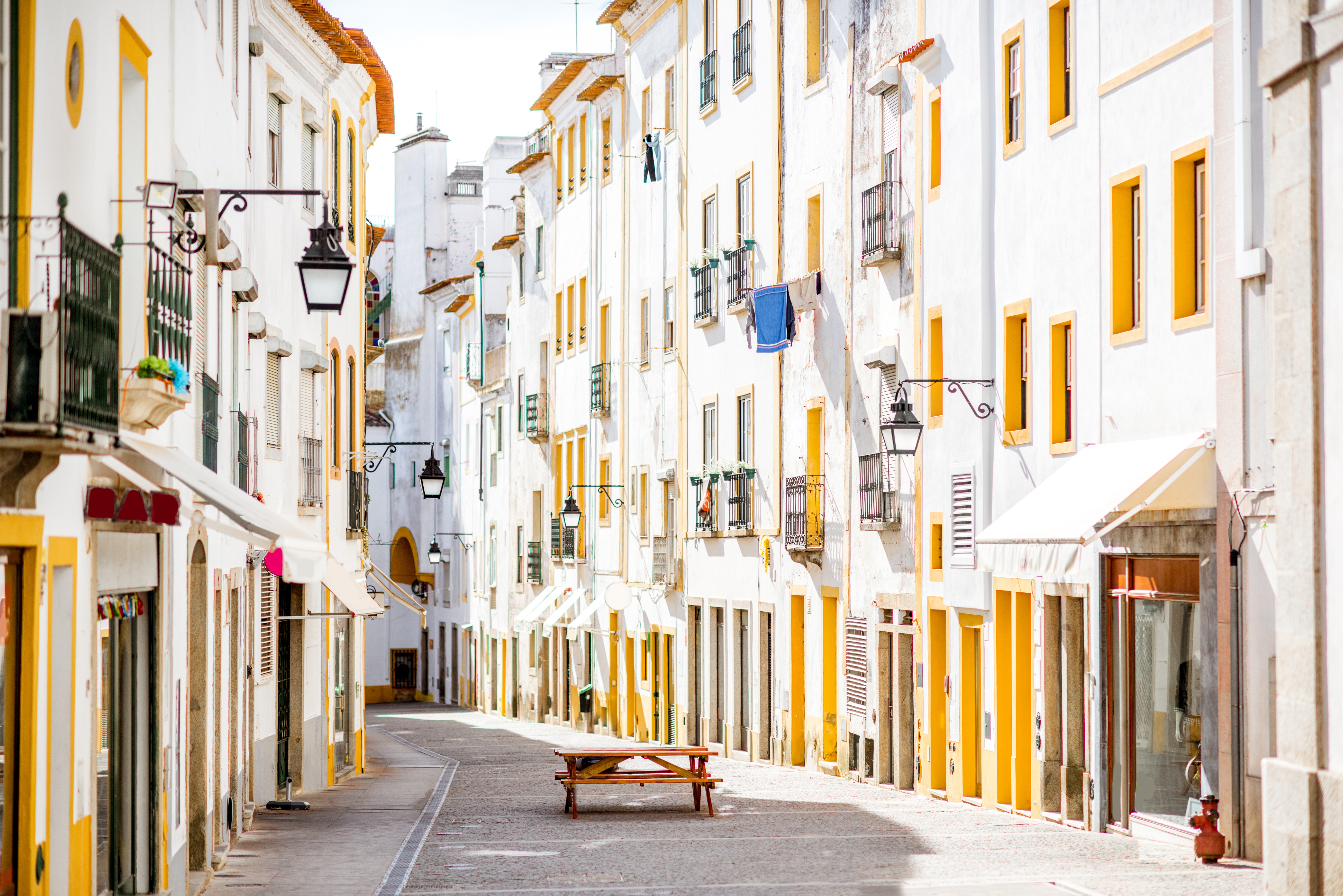 Lille gade i Evora, med de farverige huse